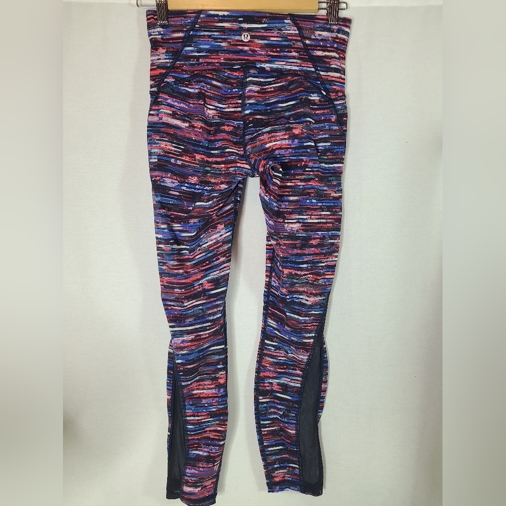 Lululemon train times 7/8 pant 25” Hinshu alpine white  multi/black blue size 6
